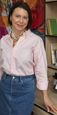 front-view-smiley-woman-posing